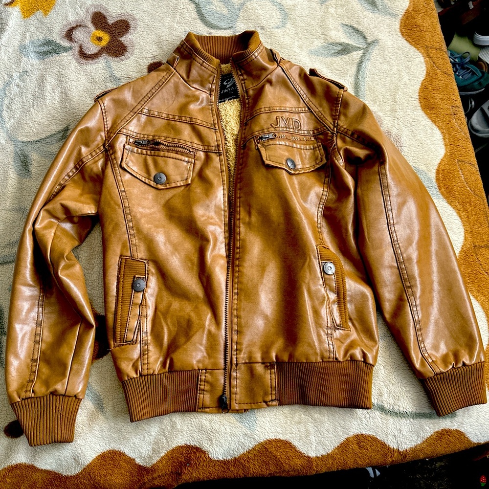 Médium size jacket , just wore it 2 times and still new